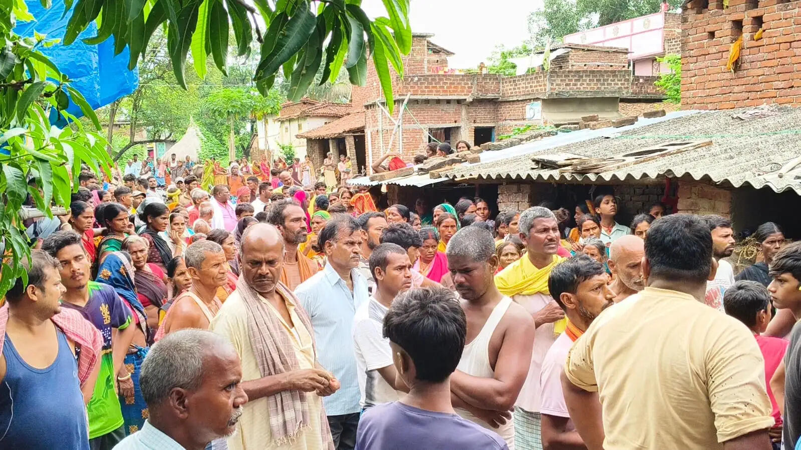 फंदे से लटका मिला शव; दहेज हत्या के आरोप से गांव में तनाव