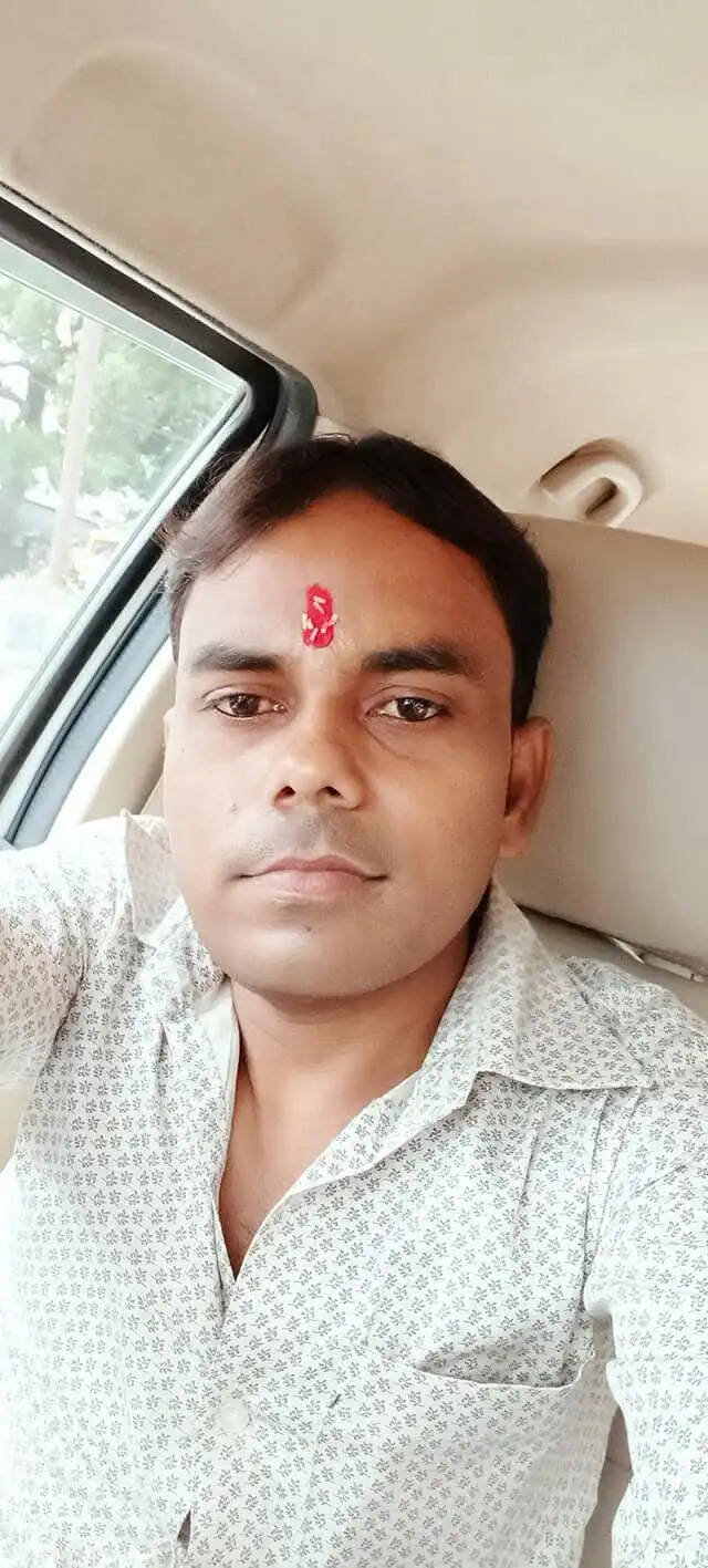 शाहजहांपुर में युवक का कार के अंदर मिला शव, अवैध हथियार बरामद