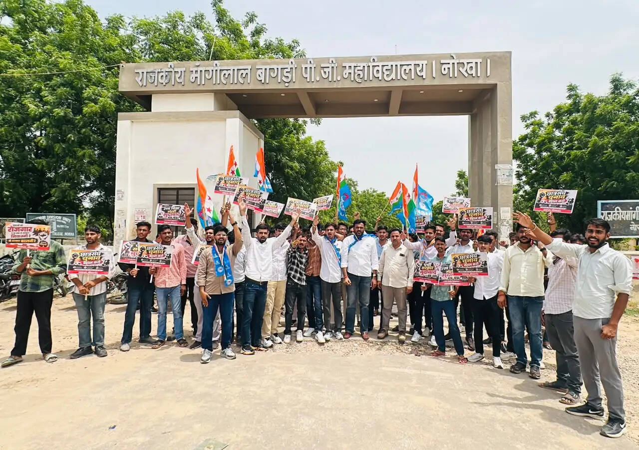 छात्रसंघ चुनाव बहाली की मांग को लेकर एनएसयूआई का प्रदर्शन, मुख्यमंत्री के नाम सौंपा ज्ञापन