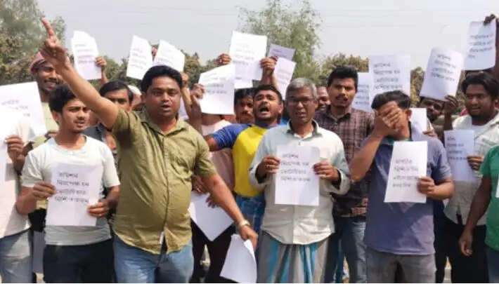 नागरिकता दो, नहीं तो जिंदा दफना दो नारे के साथ कब्रिस्तान में अनोखा प्रदर्शन