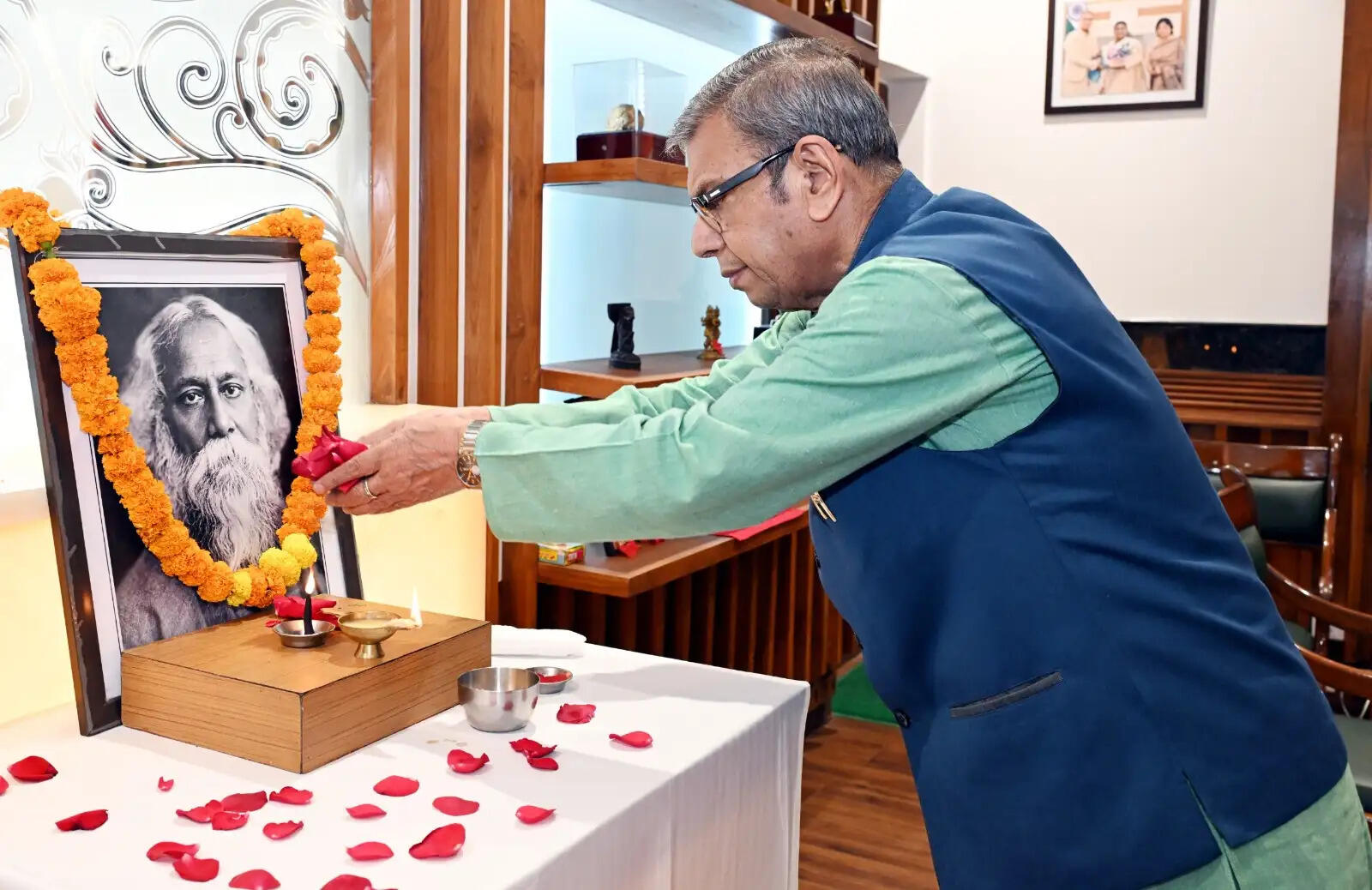 हरियाणा के राज्यपाल ने रवींद्रनाथ टैगोर की पुण्यतिथि पर अर्पित की पुष्पांजलि