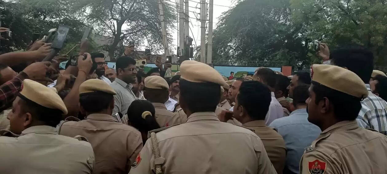 हिसार के गुरु जम्भेश्वर विश्वविद्यालय में तोड़फोड़ करने वाले आधा दर्जन उपद्रवी काबू