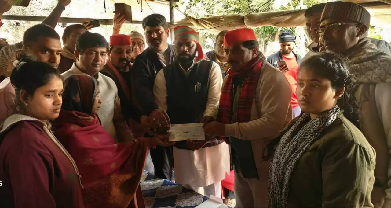 सपा प्रमुख अखिलेश यादव ने मुन्ना निषाद के परिजनाें काे भेजे 50 हजार, नेता देने पहुंचे घर