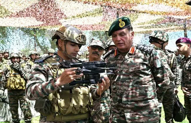 सेनाध्यक्ष बनने के बाद पहली बार जनरल धीरज सेठ ने उत्तरी सीमा पर देखी ऑपरेशनल तैयारी