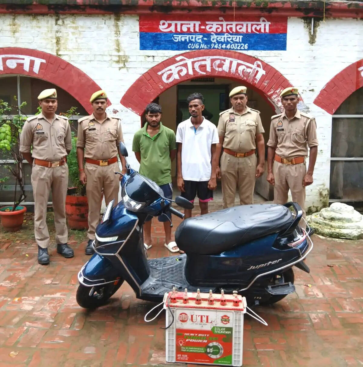 देवरिया : पुलिस ने सामान समेत दाे चाेराें काे किया गिरफ्तार