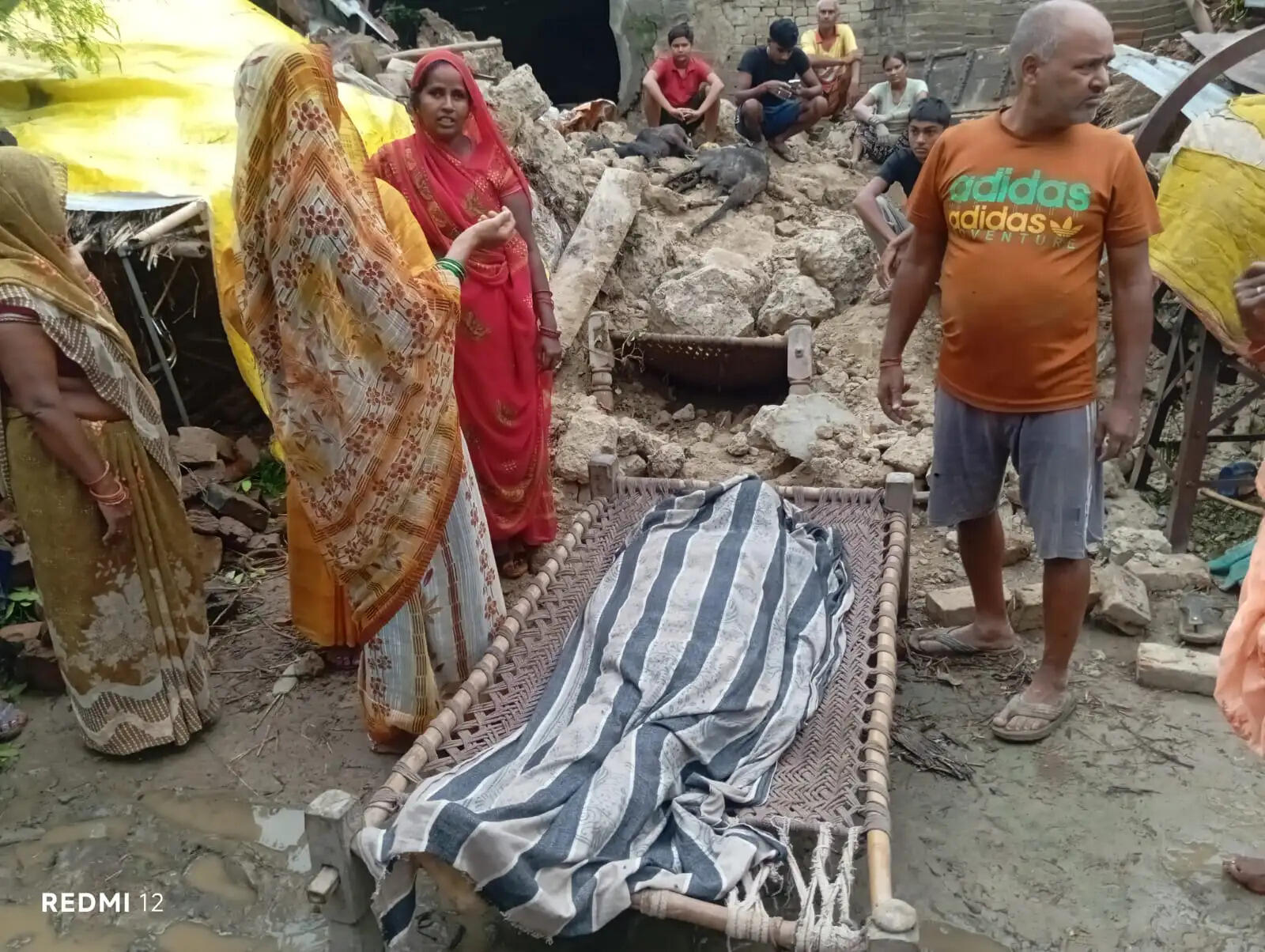 कच्चे मकान की दीवार ढहने से मलबे में दबकर वृद्ध महिला की मौत, दो बकरियों ने भी तोड़ा दम