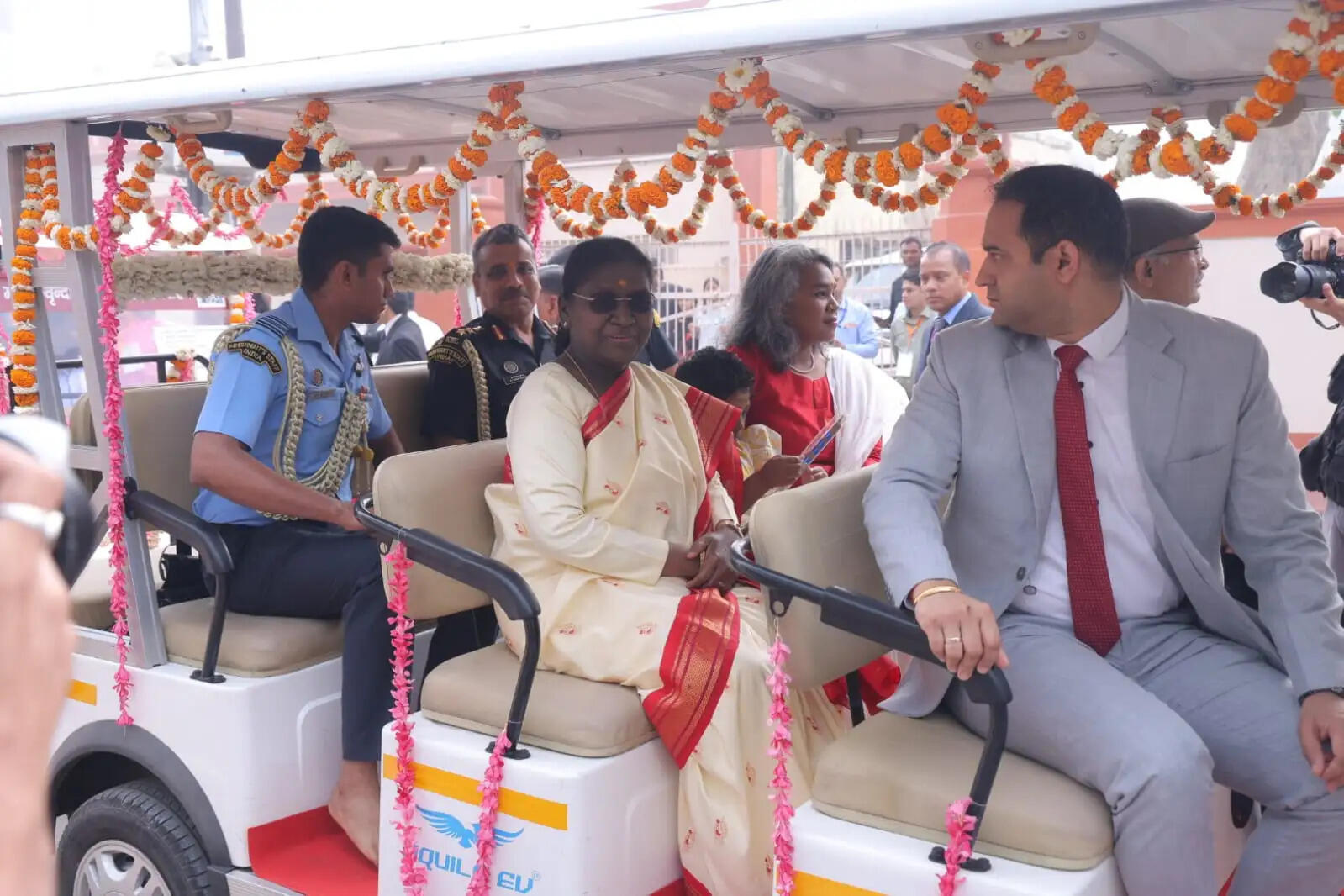 राष्ट्रपति द्रौपदी मुर्मु ने गिरिराज जी के किए दर्शन, नंगे पांव चलकर शुरू की सप्तकोसी परिक्रमा