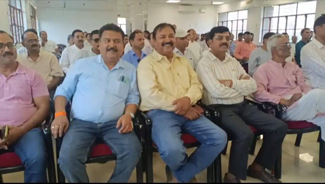 कवि सम्मेलन व मुशायरे में बही संवेदना और व्यंग्य की धारा, बजती रही तालियां