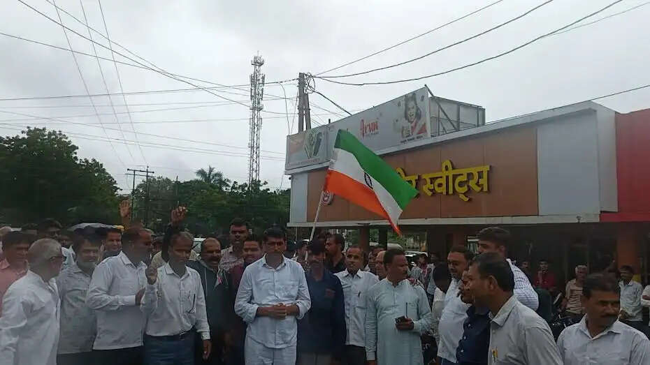 मंदसौर में विरोध रैली के दौरान उल्टा तिरंगा ले जाने का मामला, जांच के बाद कार्रवाई के निर्देश