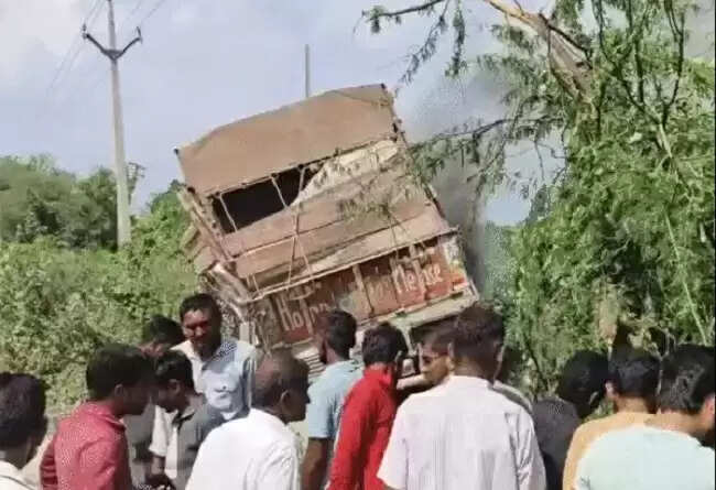 मप्र के खंडवा में भीषण सड़क हादसा, ट्रक ने ई-बाइक को मारी टक्कर, दो लोग जिंदा जले