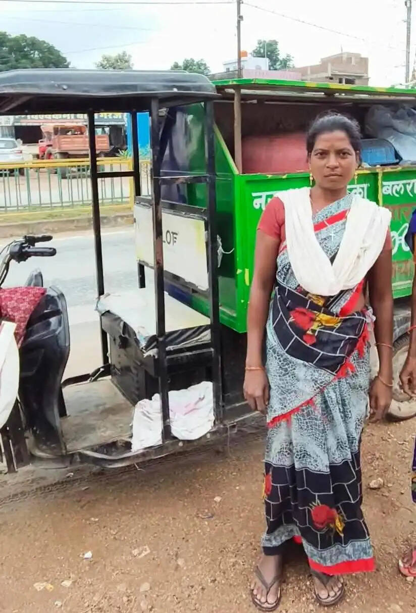 कचरे से कमाई, स्वच्छता से आत्मनिर्भरता की राह पर प्रतिमा टोप्पो