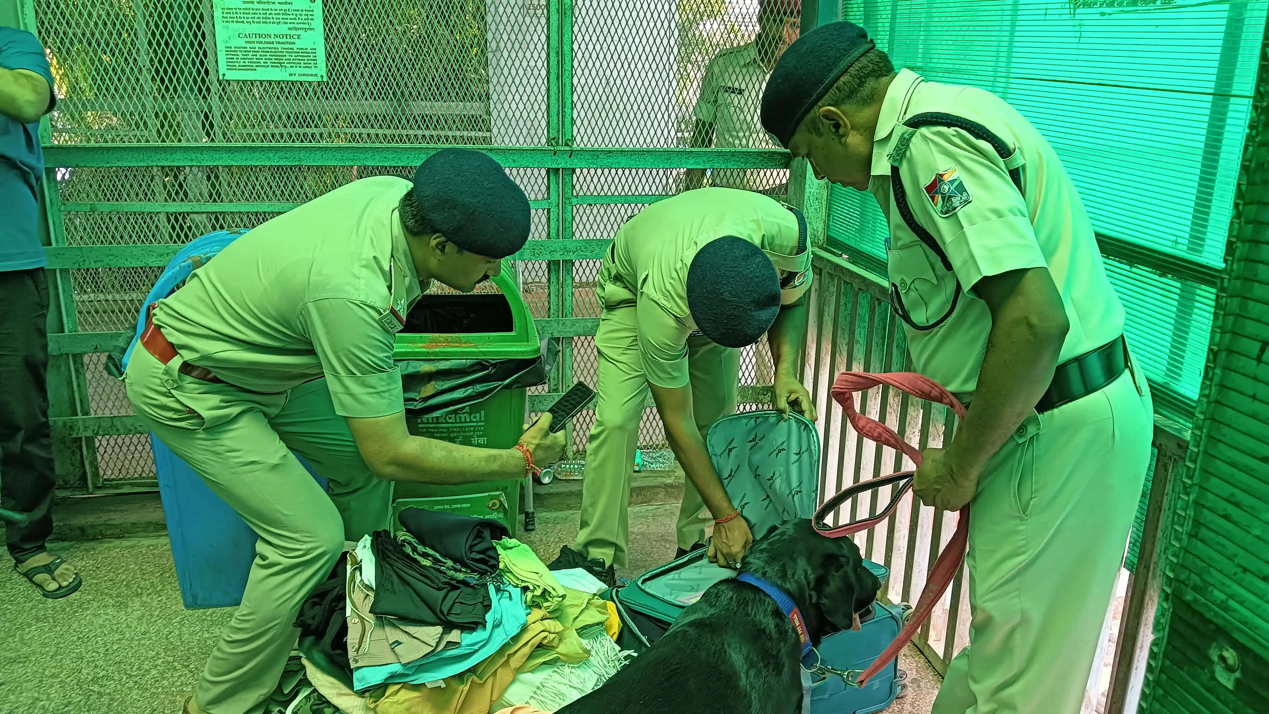 सीवान जंक्शन पर लावारिस ट्रॉली बैग से मचा हड़कंप, डॉग स्क्वॉयड की जांच में नहीं मिला विस्फोटक