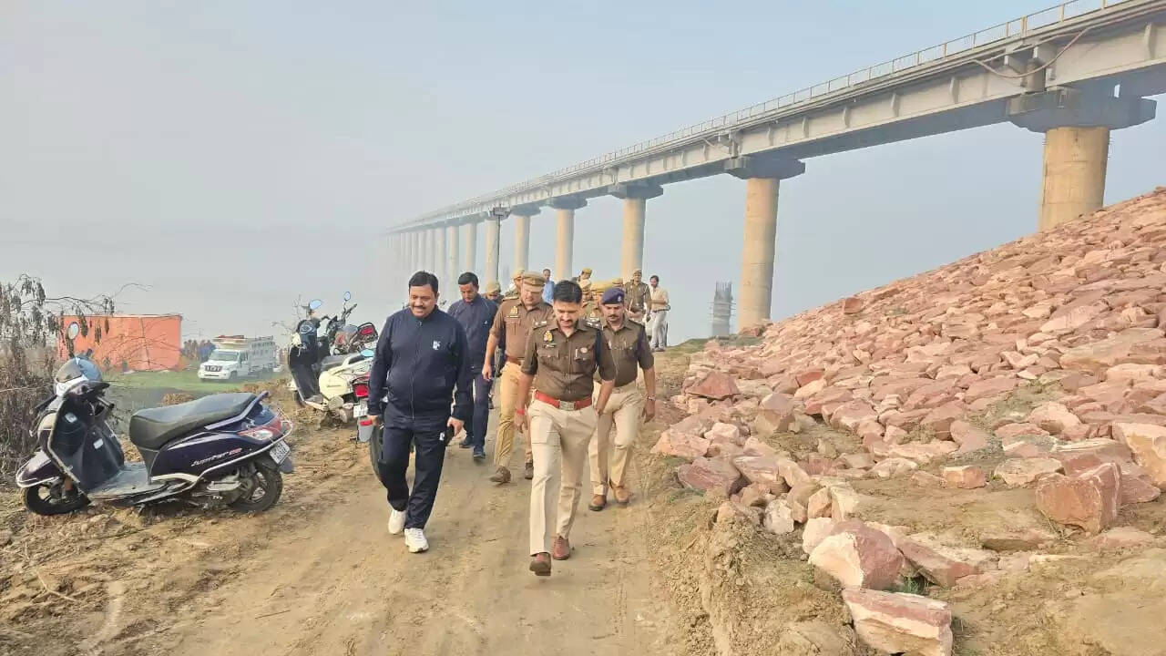 कार्तिक पूर्णिमा स्नान पर्व को लेकर डीएम और एसपी ने शेरगढ़ घाट का किया निरीक्षण