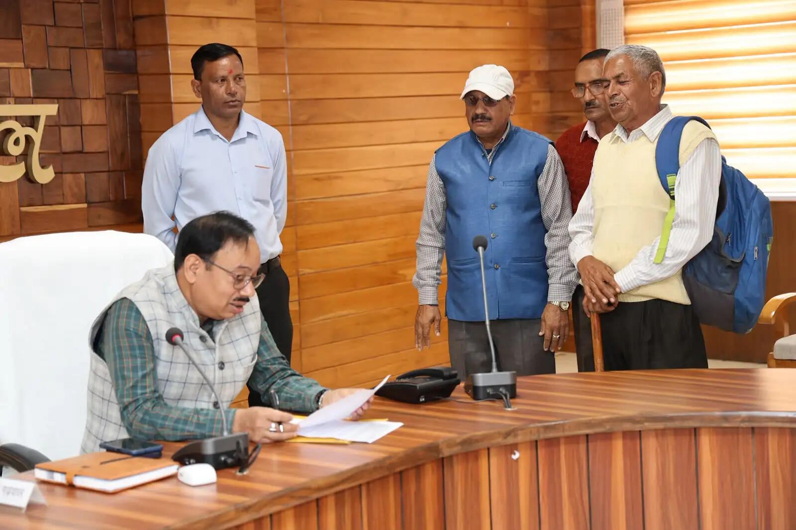 जनता दर्शन में समस्याओं का अंबार, 20 शिकायतों पर कार्रवाई के निर्देश