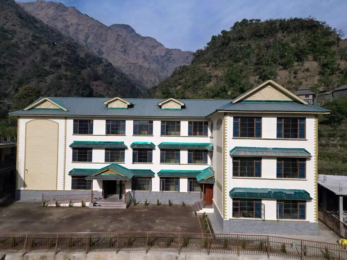 उच्च न्यायालय ने सरकार से मांगा जवाबः मंत्री पहुंचे मगर स्कूल भवन क्यों नहीं हुआ विद्यार्थियों को समर्पित