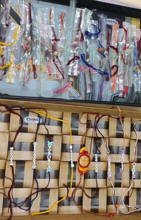 रायपुर : दिव्यांग बालिकाओं ने अपने हुनर से आकर्षक राखियां बनाई
