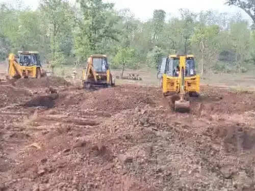 खंडवा:&nbsp;जंगल में 200 एकड़ वनभूमि खाली कराने&nbsp;30 जेसीबी और 600 अधिकारियों-कर्मचारियों के साथ पहुंची&nbsp;टीम