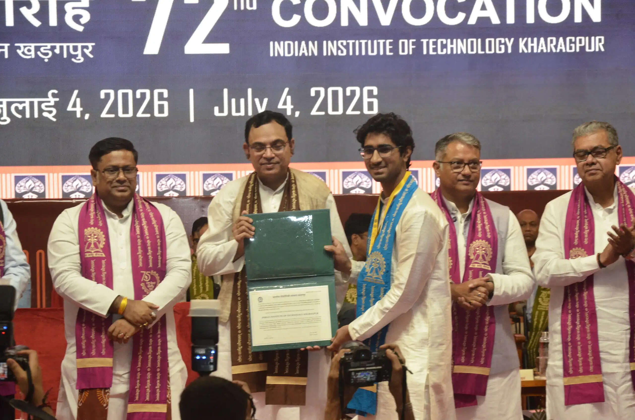 आईआईटी खड़गपुर दीक्षांत समारोह में विकसित भारत के निर्माण का आह्वान