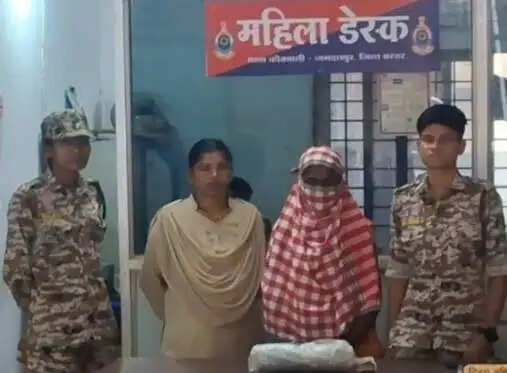 एक महिला अवैध गांजा विक्रय करते रंगे हाथाें गिरफ्तार