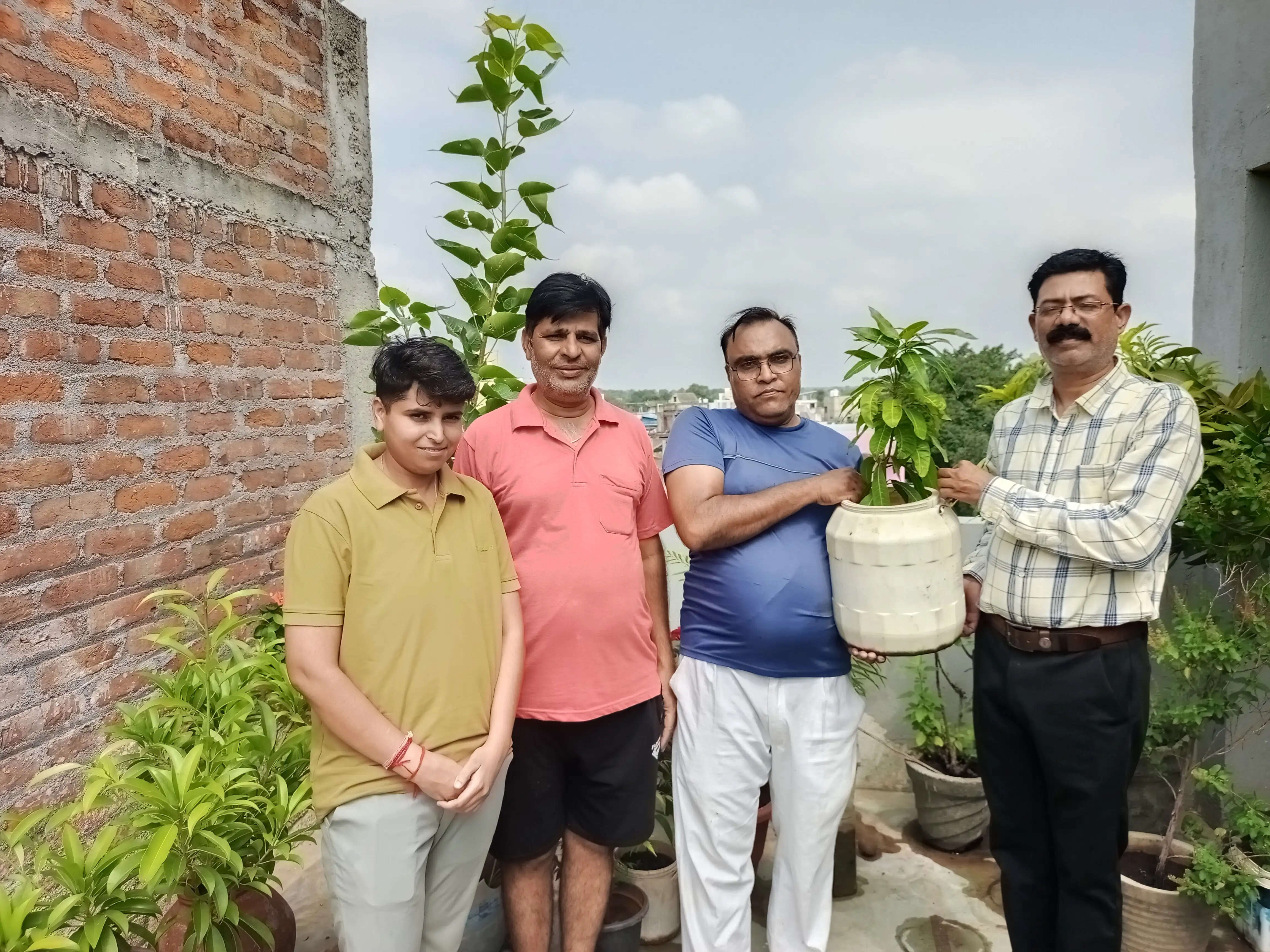 अशोकनगर: पर्यावरण संरक्षण की अनूठी मिसाल, पर्यावरण प्रेमी ने घर की छत को बनाया रीसाइक्लिंग और ब्रीडिंग सेंटर