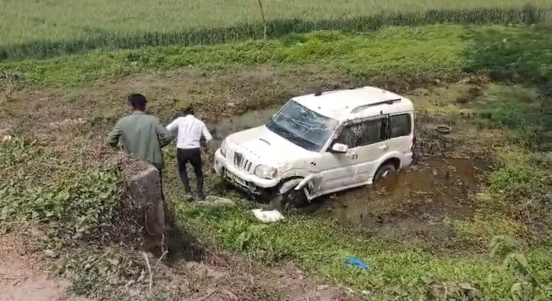 अनियंत्रित स्कॉर्पियो 10 फीट गड्ढे में गिरी, चालक घायल