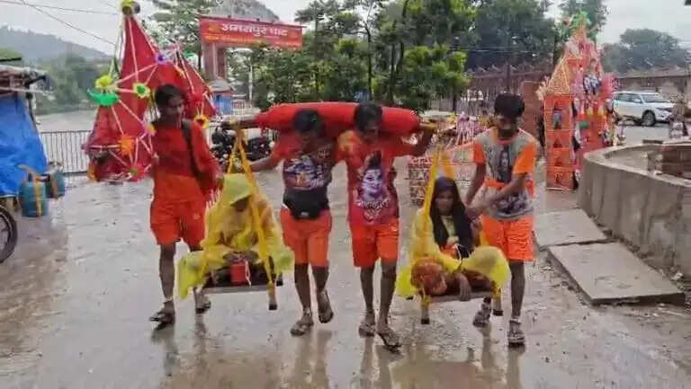 श्रवण कुमार : माता-पिता को कांवड़ में बैठा कर बागपत रवाना हुए दो भाई