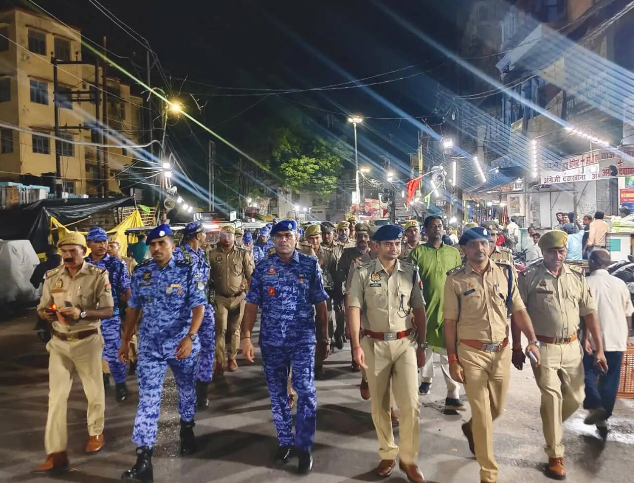मोहर्रम के मद्देनज़र पुलिस ने किया पैदल मार्च, सुरक्षा व्यवस्था का लिया जायजा