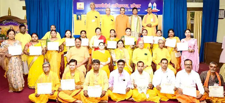 विद्यार्थियों को दें संवेदनशीलता व सामाजिक उत्तरदायित्व के संस्कार : पंड्या