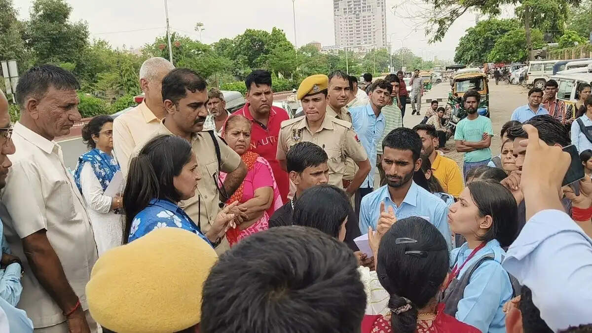 मूक-बधिर विद्यालय के छात्र धरने पर: हॉस्टल और शिक्षण व्यवस्था पर उठाए सवाल