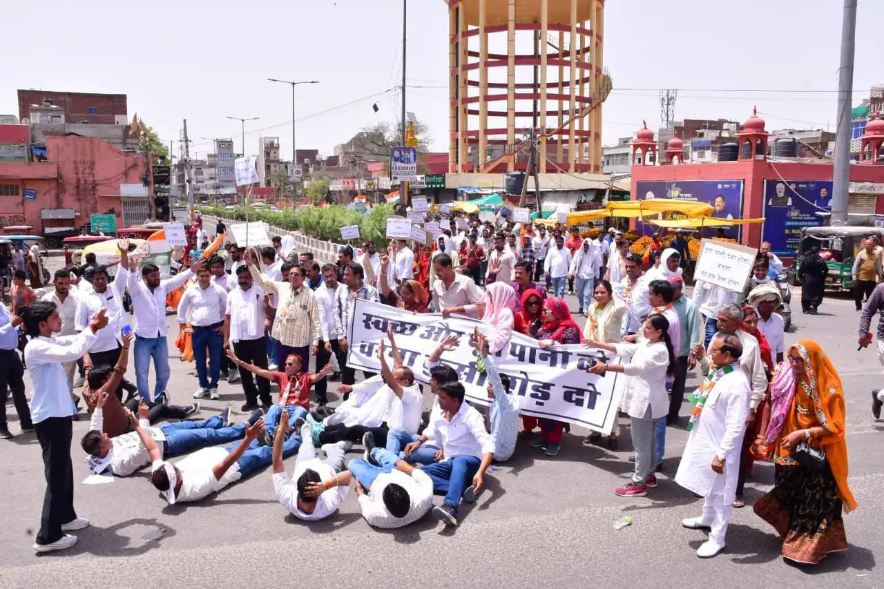 पानी पर सियासत गर्म: कांग्रेस ने जल भवन पर घेराव कर फोड़े मटके
