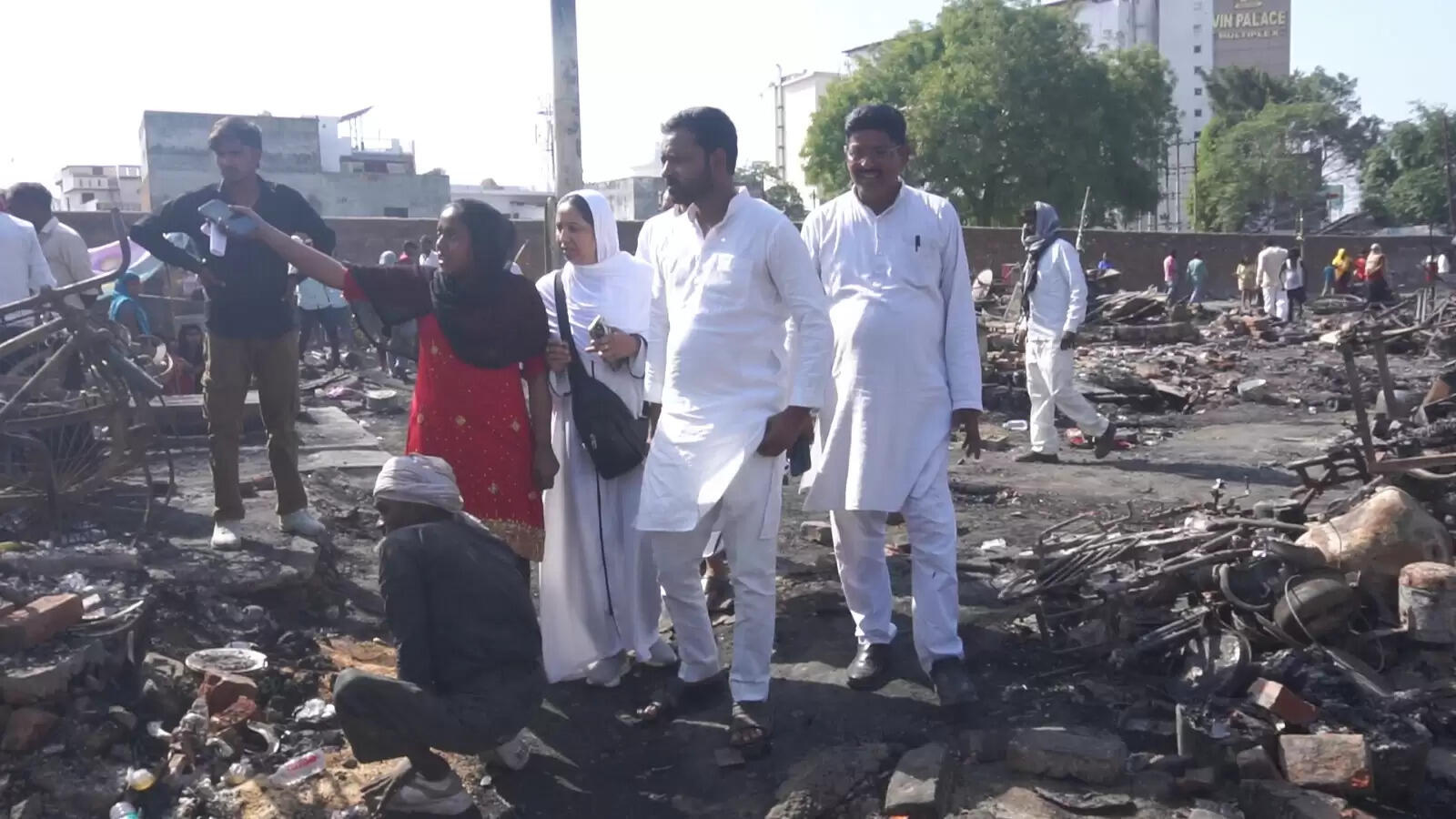 विकास नगर झुग्गी बस्ती अग्निकांड पीड़ितों से मिला आआपा का प्रतिनिधिमंडल, हालात का लिया जायजा