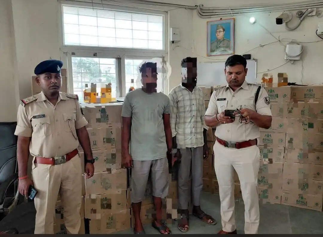 1771.920 लीटर विदेशी शराब के साथ दो कारोबारी गिरफ्तार
