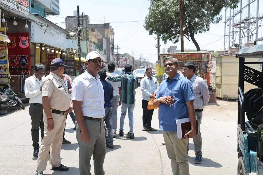 मार्ग चौड़ीकरण के कार्यों को बारिश के पहले पूरा करें : संभागायुक्त सिंह