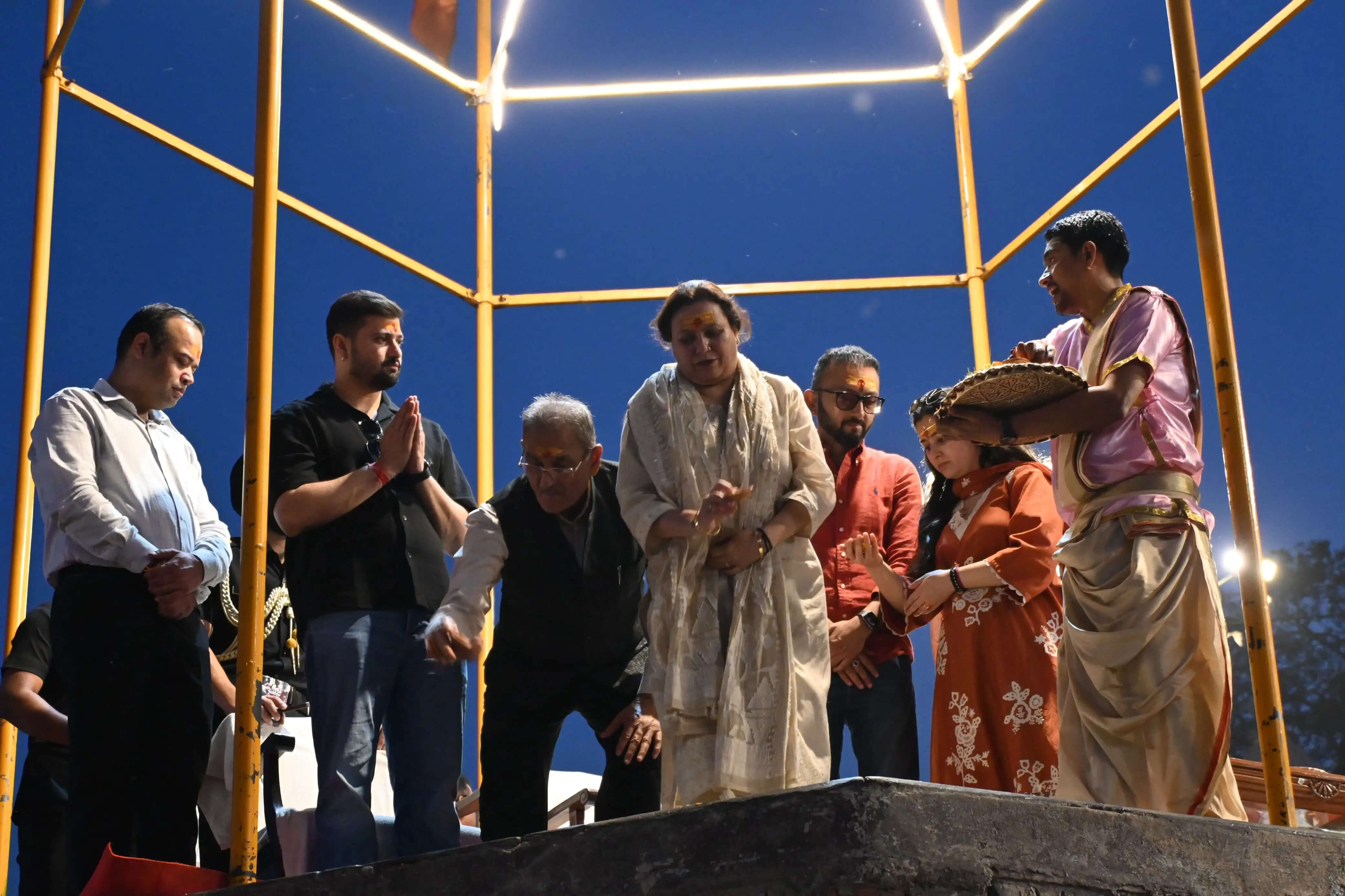 हिमाचल प्रदेश के राज्यपाल ने दशाश्वमेधघाट पर देखी गंगा आरती, हुए अभिभूत