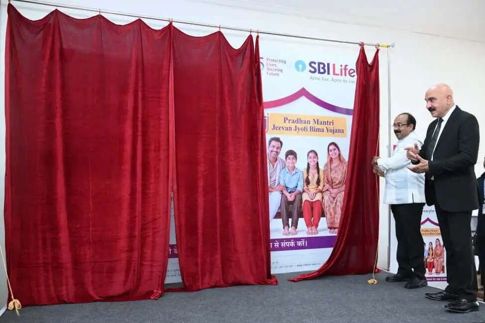 उप मुख्यमंत्री अरुण साव ने प्रधानमंत्री जीवन ज्योति बीमा योजना के पोस्टर का किया विमोचन