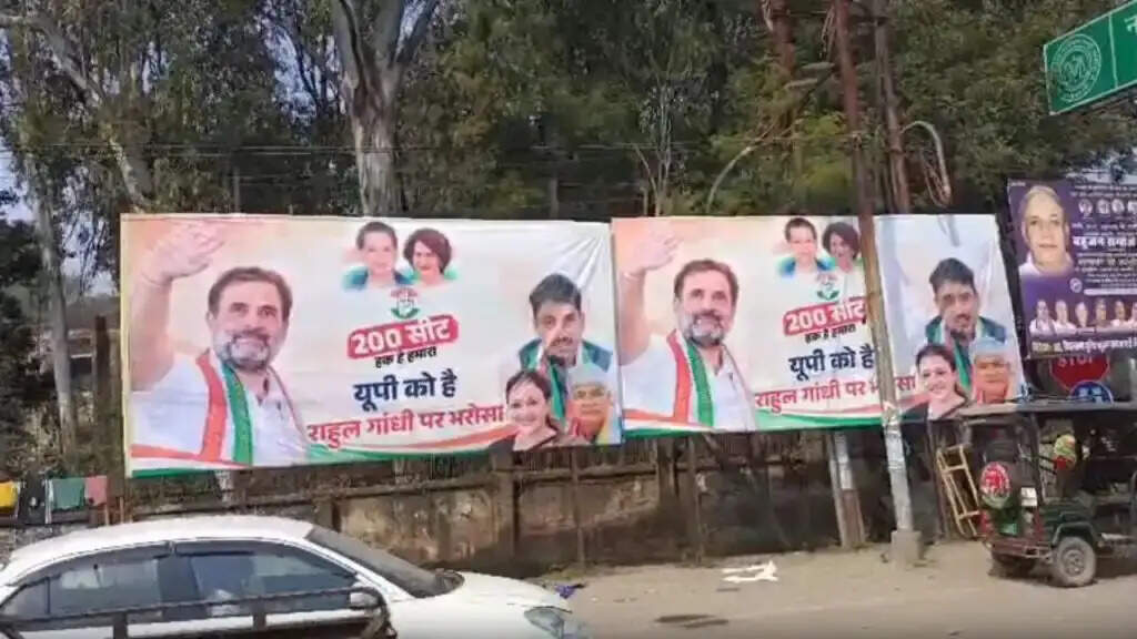 सपा से सीट बंटवारे से पहले रायबरेली में लगी होर्डिंग्, '200 सीटों पर बताया कांग्रेस का हक'