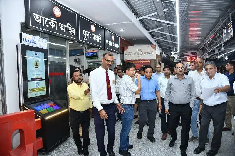 कामाख्या रेलवे स्टेशन पर पूसीरे महाप्रबंधक ने अपग्रेडेड सुविधाओं का किया उद्घाटन