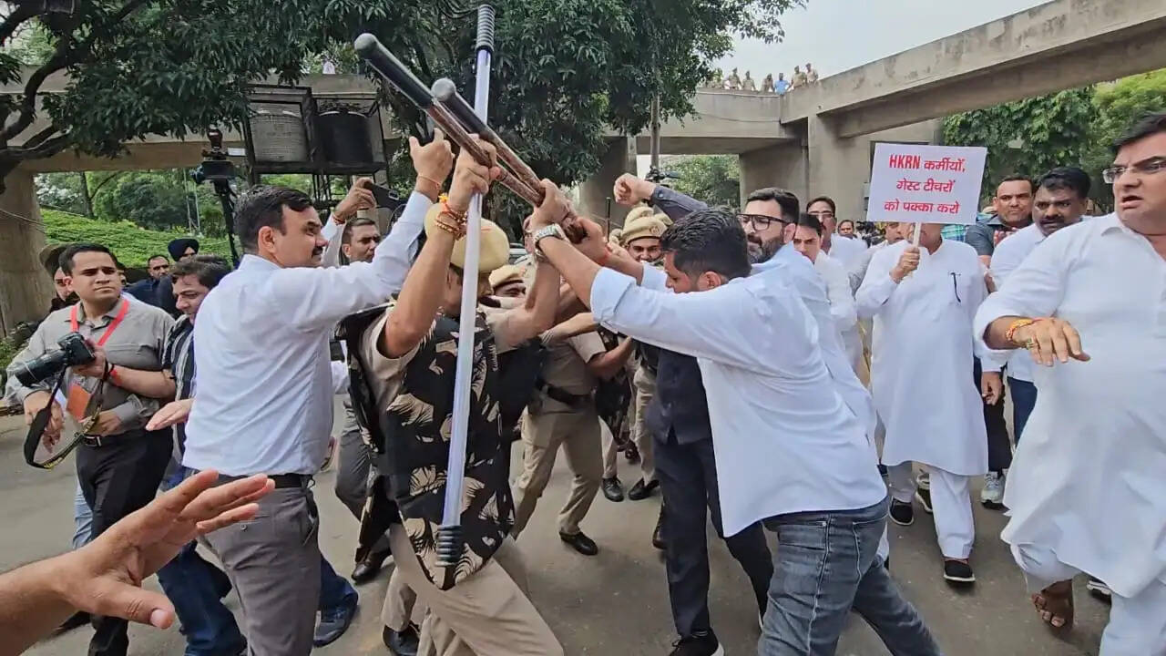 मॉनसून सत्र के दूसरे दिन भी कांग्रेस विधायकों ने&nbsp;किया&nbsp;पैदल&nbsp;मार्च
