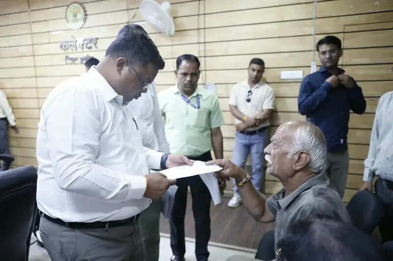 इंदौरः कलेक्टर ने संवेदनशीलता से सुनीं समस्याएं, मौके पर दिए समाधान के निर्देश