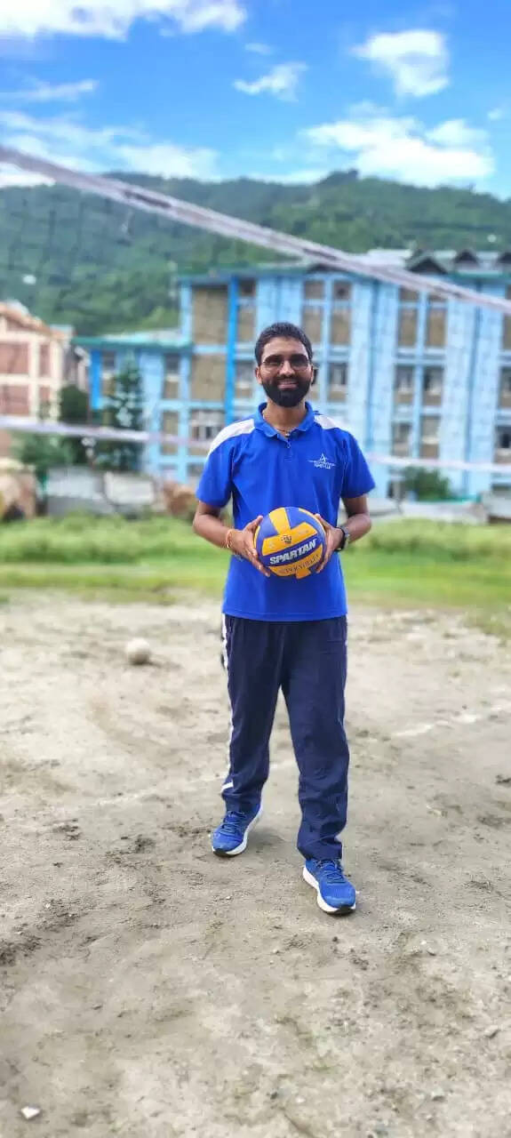 सरदार पटेल यूनिवर्सिटी मंडी वॉलीबॉल टीम के पहले चीफ कोच बने पंडोह क्षेत्र के लव गोयल।