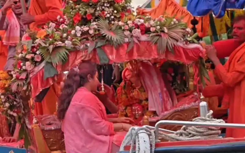 मप्र के ओंकारेश्वर में धूमधाम से निकाली गई ज्योतिर्लिंग भगवान ओंकारेश्वर-ममलेश्वर की सवारी