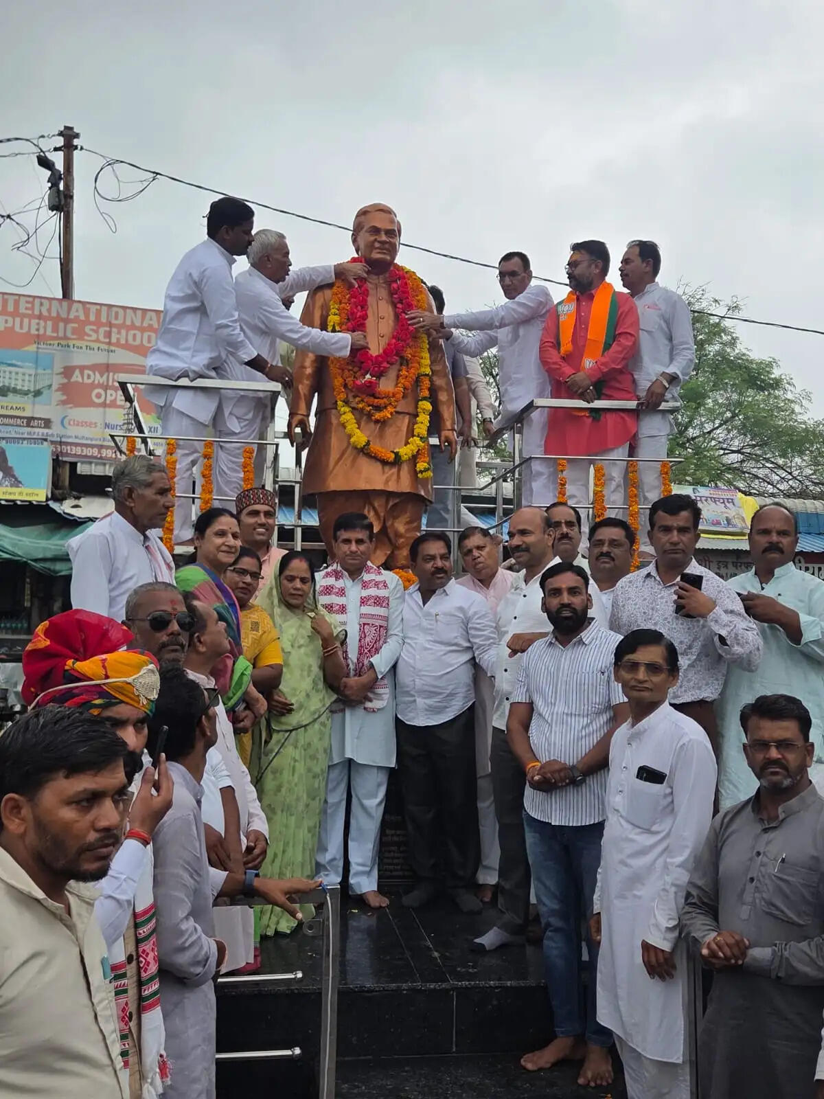 राजगढ़ः पुण्यतिथि पर भाजपा कार्यकर्ताओं ने अटल जी की प्रतिमा पर माल्यार्पण कर किया श्रद्धापूर्वक नमन