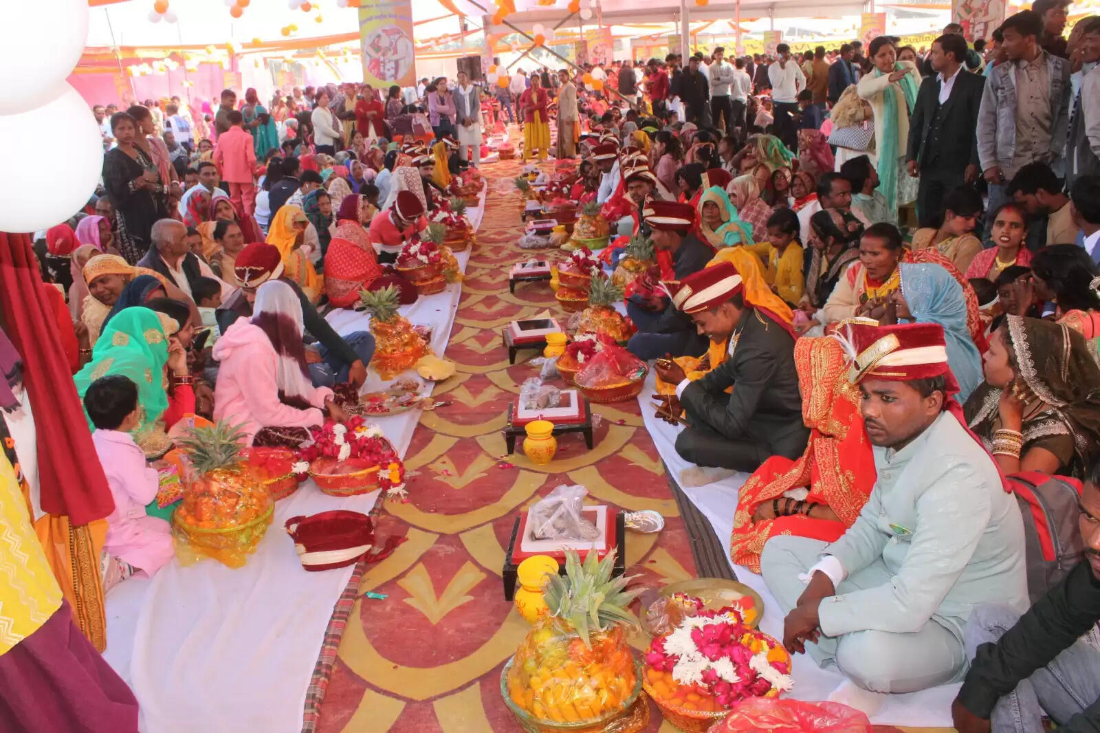 औरैया में 317 जोड़ियों ने थामा हाथ, सामूहिक विवाह में गूंजे शुभकामनाओं के स्वर