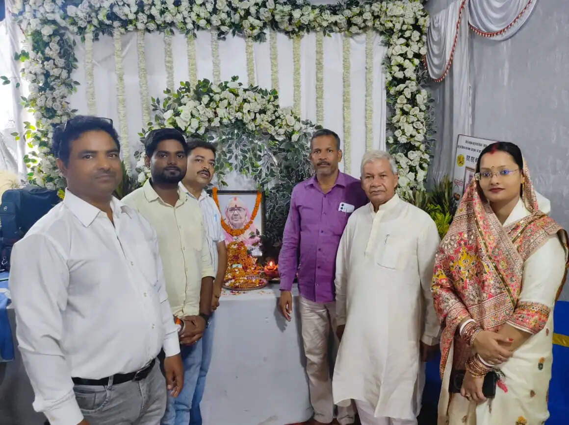 मरणोपरांत नेत्रदाता बच्ची देवी के श्रद्धांजलि सभा में पौधा बांट पर्यावरण संरक्षण का दिया गया संदेश