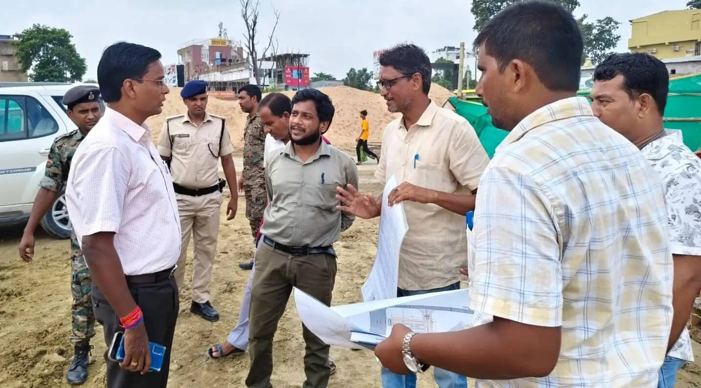 दिल्ली मोड़ बस स्टैंड के निर्माण में तेजी लाने का डीएम ने दिया निर्देश