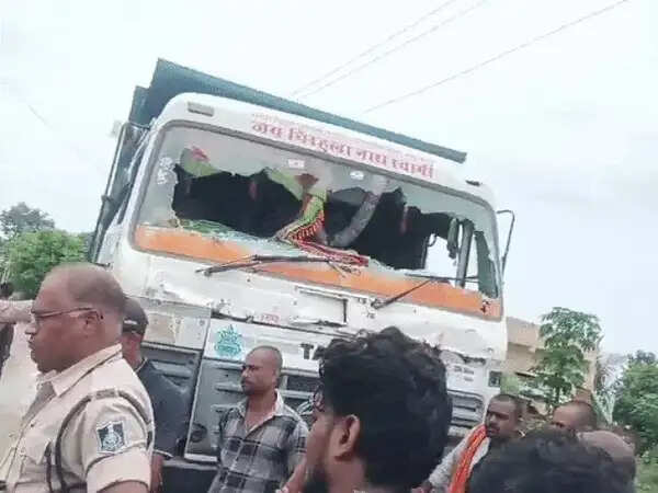 रीवा में तेज रफ्तार हाईवा ने छात्रा को कुचला,&nbsp;गंभीर हालत में जबलपुर&nbsp;रेफर