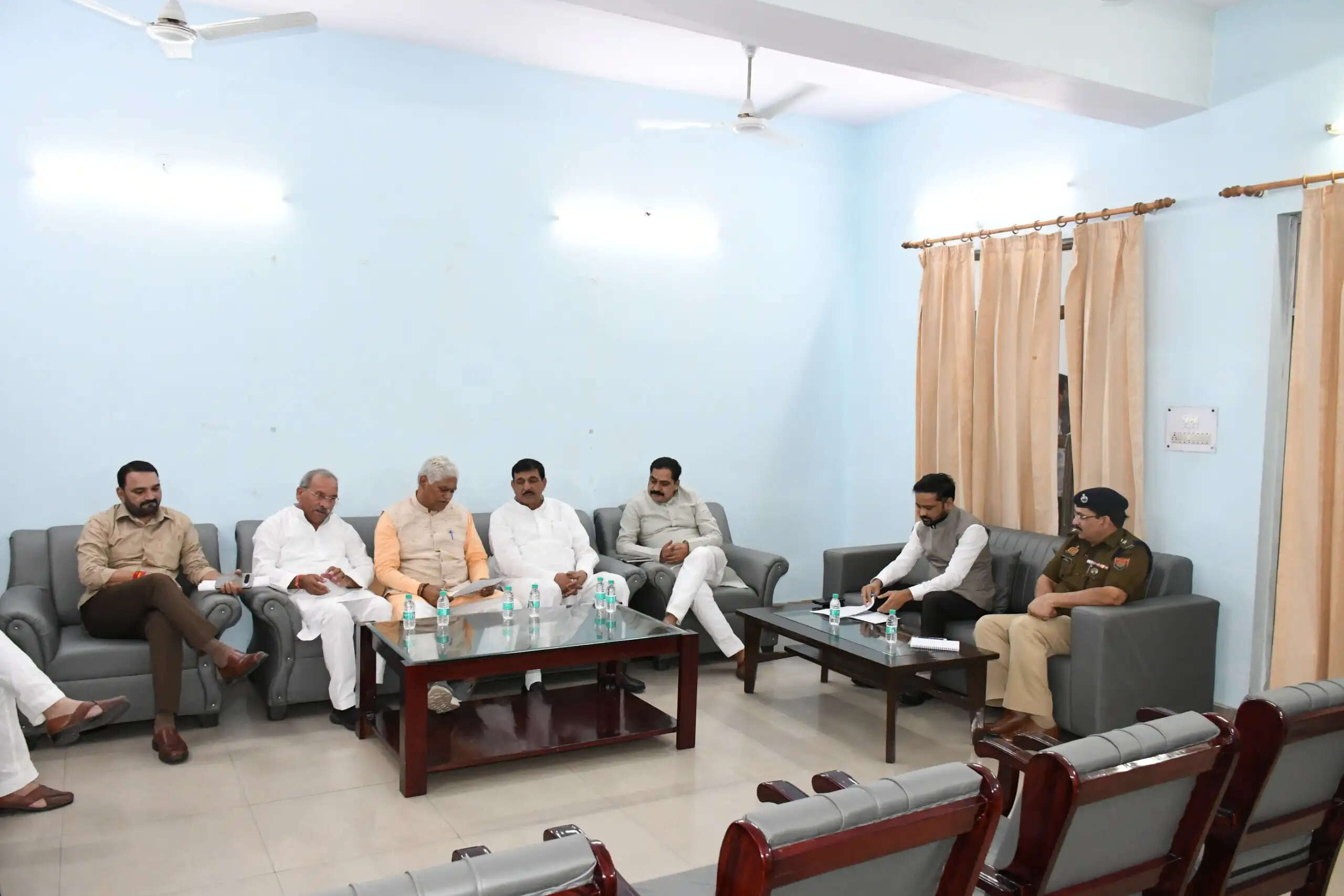 प्रभारी मंत्री ने की विकास कार्यों की समीक्षा, योजनाओं को पात्रों तक पहुंचाने के दिए निर्देश