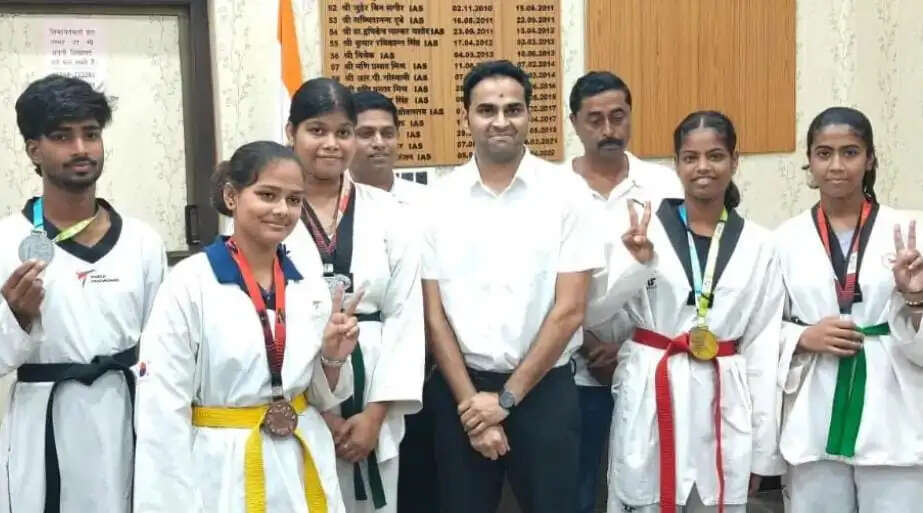 राज्य स्तरीय ताइक्वांडो प्रतियोगिता के पदक विजेता खिलाड़ियों को जिलाधिकारी ने किया सम्मानित