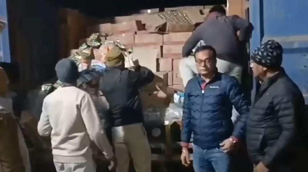 छपरा में एक करोड़ रुपये से अधिक मूल्य की विदेशी शराब जब्त, एक गिरफ्तार