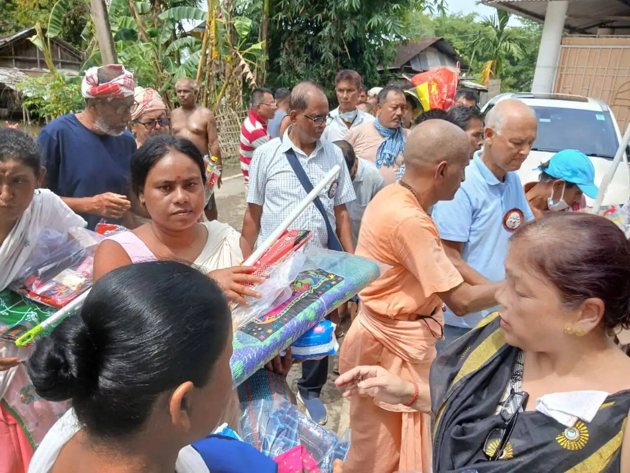 बाढ़ पीड़ितों के पास भारत सेवाश्रम संघ